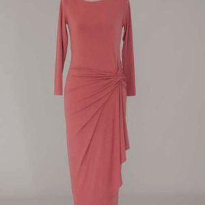 Vestido midi recogido en un lado