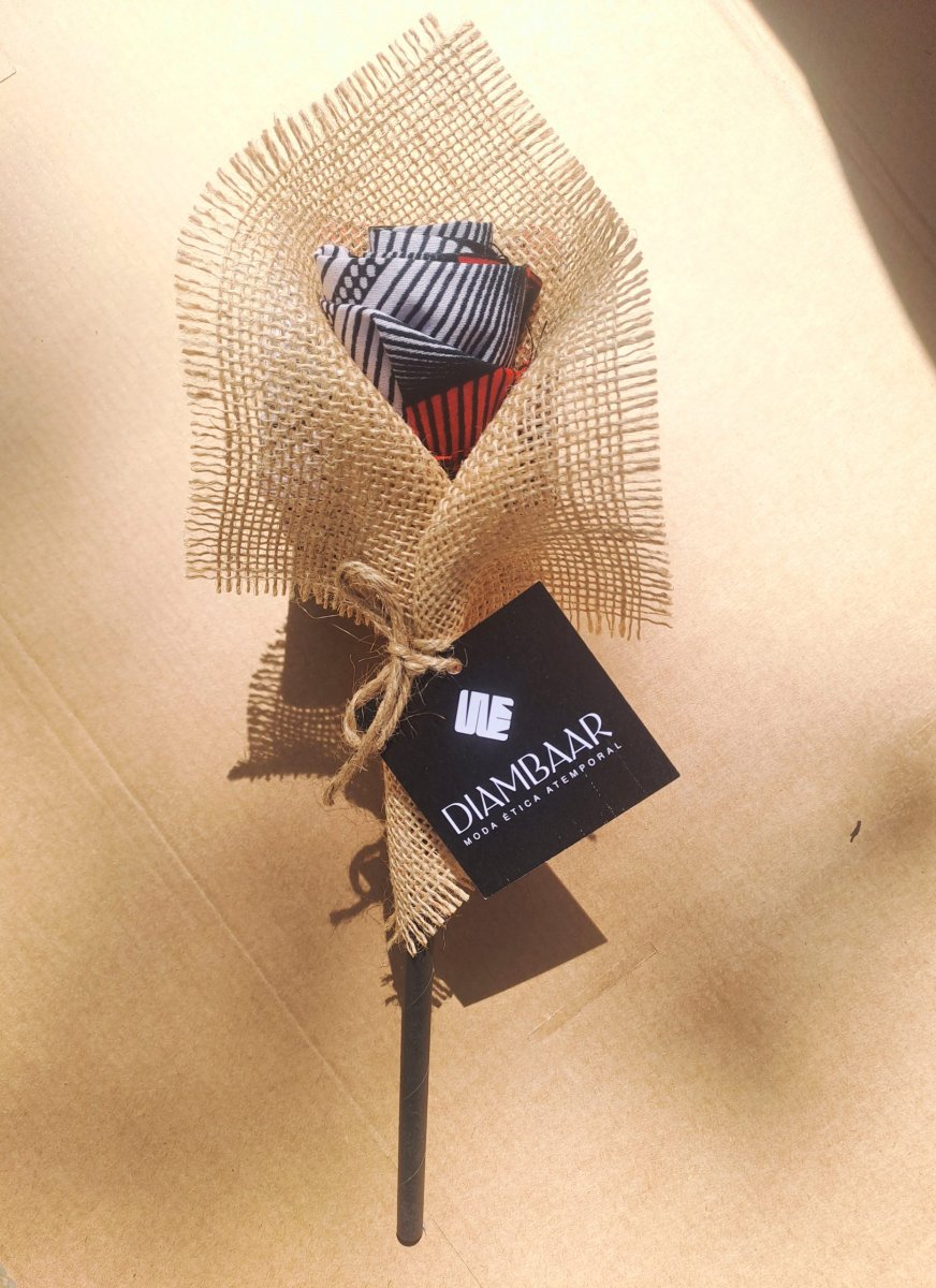 Rosa solidaria de tela LERE