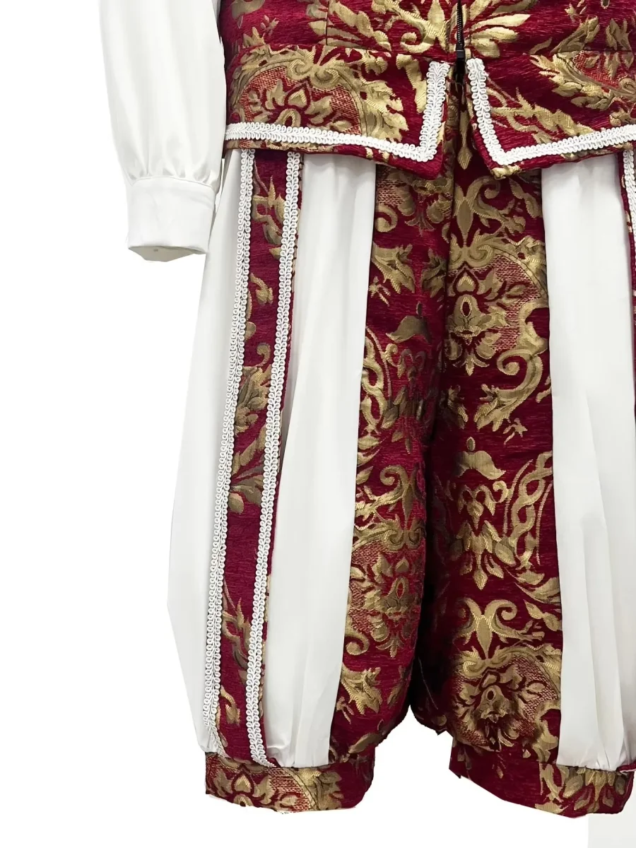 Costume historique homme bordeaux et or motif brocart avec veste sans manches, culotte et béret - Imagen 5