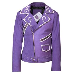 Chaqueta motera de piel de oveja morada para mujer con detalles de tachuelas metálicas.