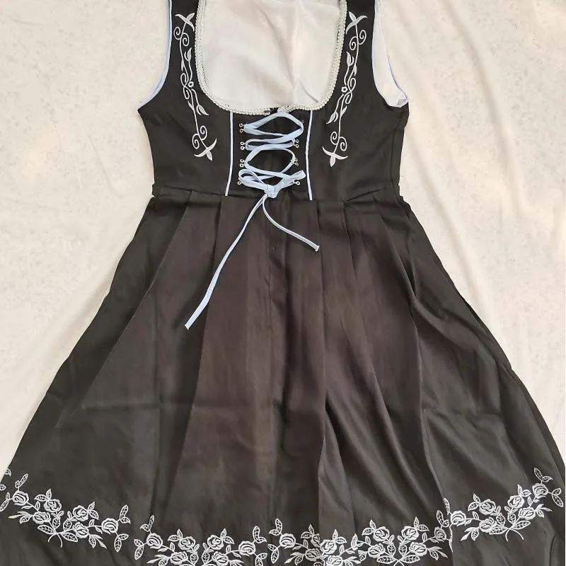 Robe Dirndl noire et bleu clair avec chemisier blanc et tablier brodé - Imagen 6