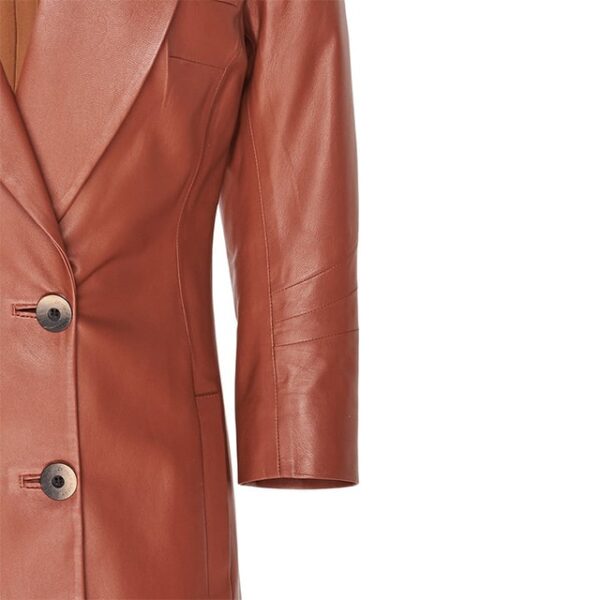 Blazer de mujer de doble botonadura en piel auténtica. - Imagen 4