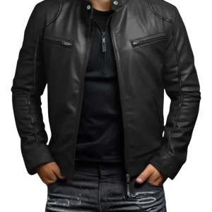 Elegante chaqueta motera de piel para hombre