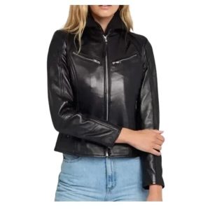 Chaqueta negra de piel auténtica para mujer con capucha.