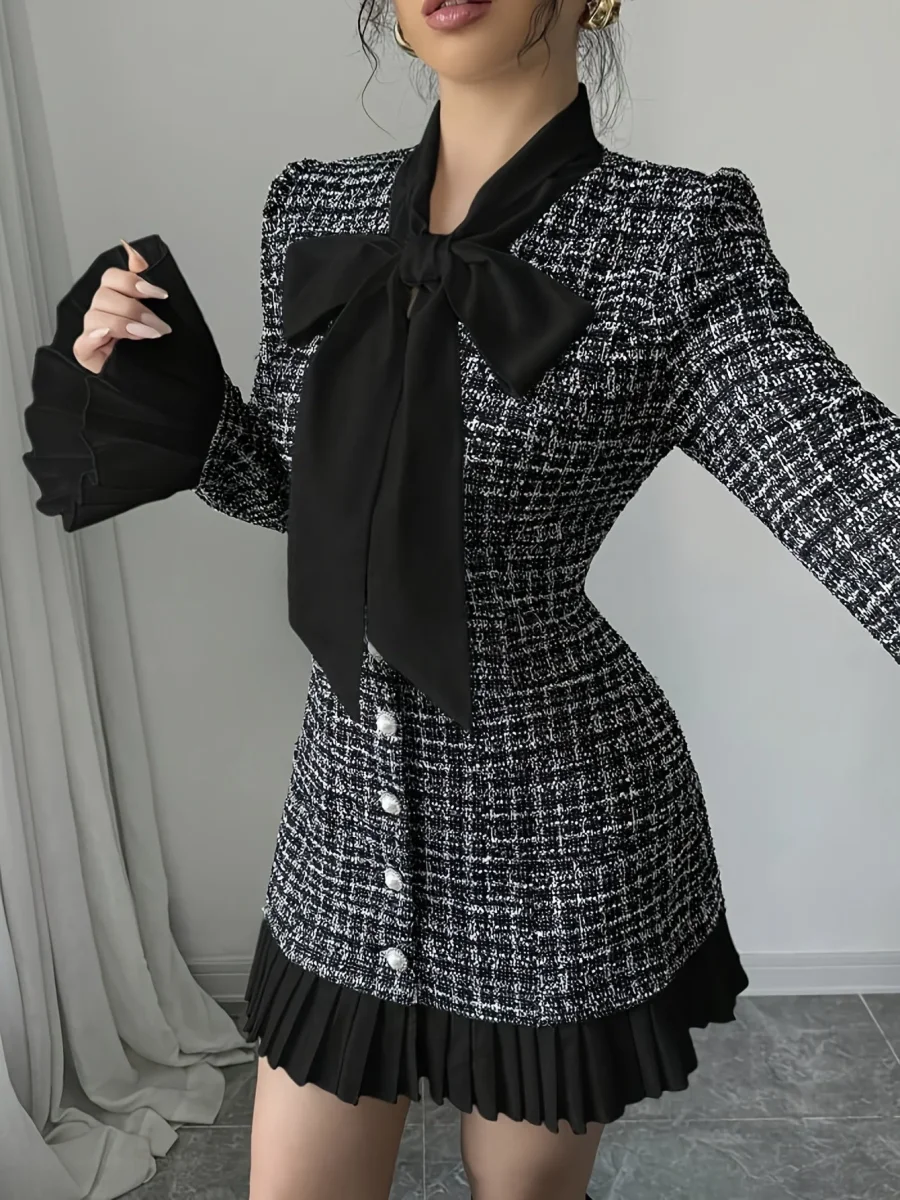Robe courte Femme motif écossais noir et blanc avec nœud lavallière et jupe plissée - Imagen 3