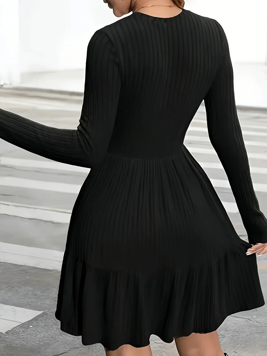 Robe courte noire plissée à manches longues et col rond côtelé - Imagen 3