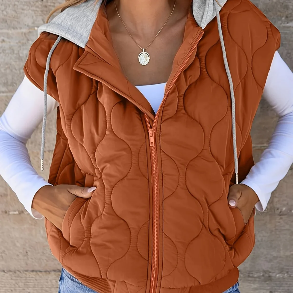 Gilet matelassé sans manches Femme à capuche Couleur rouille - Imagen 6