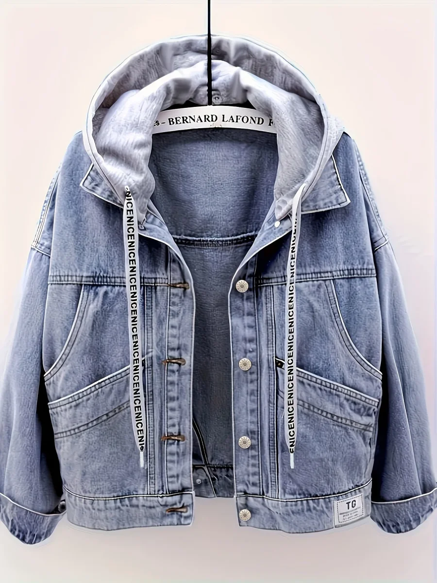 Veste en jean femme bleu clair avec capuche intégrée et détails boutonnés - Imagen 2