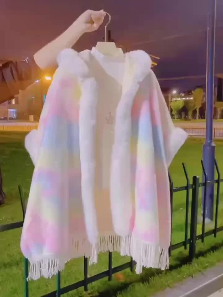Cape à capuche arc-en-ciel en fausse fourrure douce avec franges et bordure pelucheuse - Imagen 8