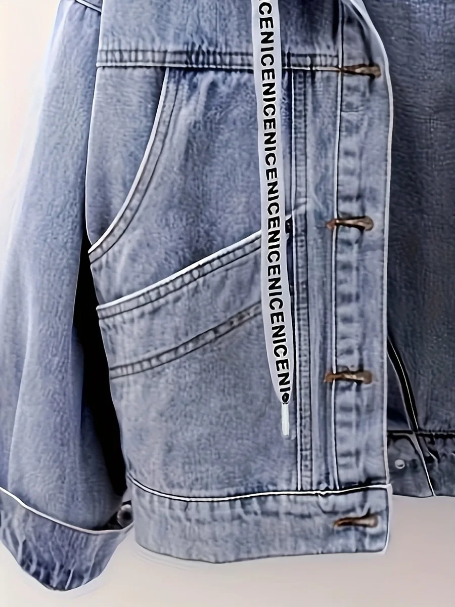 Veste en jean femme bleu clair avec capuche intégrée et détails boutonnés - Imagen 4