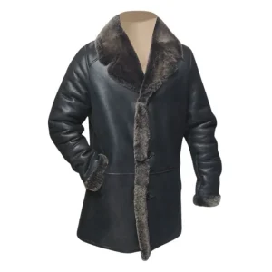 Abrigo de invierno tradicional para hombre en piel auténtica negra.