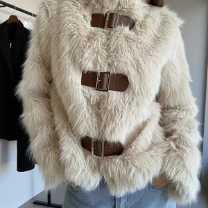 Veste Femme en Fausse Fourrure Beige avec Boucles Décoratives