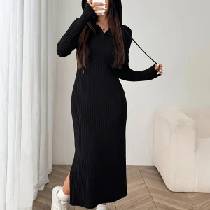 Robe longue noire côtelée à capuche et manches longues