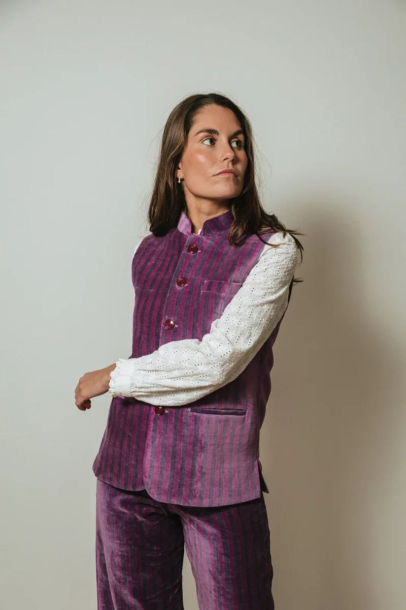 CHALECO TERCIOPELO RAYAS MORADO - Imagen 2