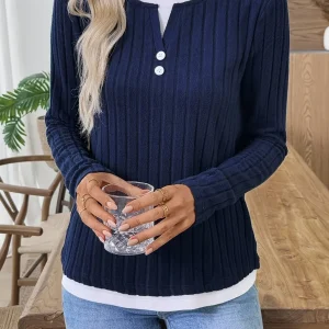 Pull côtelé femme col en V superposé marine avec boutons