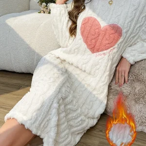 Robe de Nuit Chaude Femme Douce Blanc Cassé avec Cœur Rose et Inscription