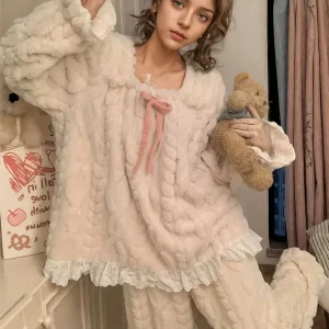Pyjama Femme Doux et Moelleux Beige Écru Col Carré Volants Dentelle