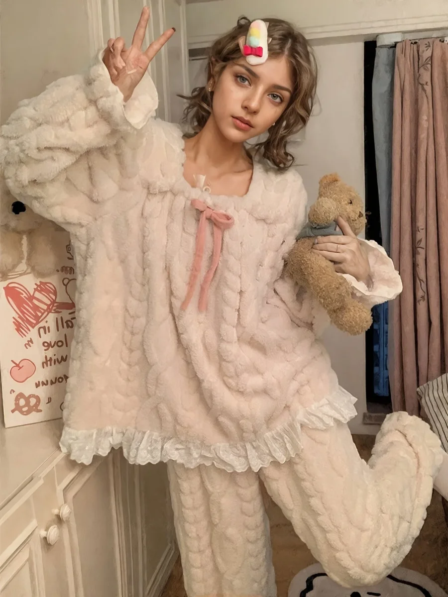 Pyjama Femme Doux et Moelleux Beige Écru Col Carré Volants Dentelle