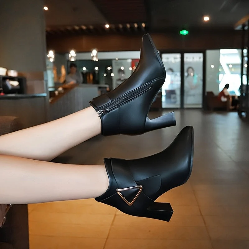 Bottines femme à talons épais, bout pointu, avec boucle décorative et fermeture éclair latérale - Imagen 5
