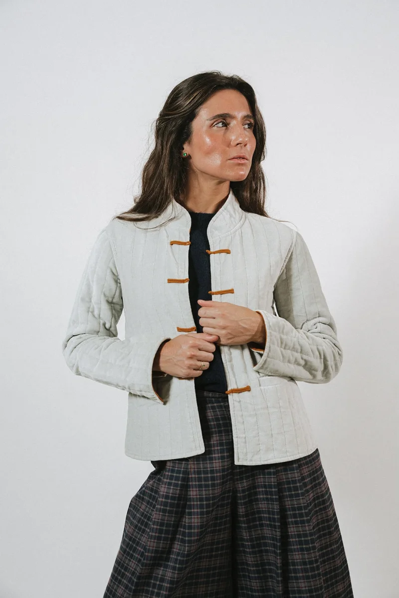 CHAQUETA TERCIOPELO GRIS CLARO Y MOSTAZA - Imagen 2
