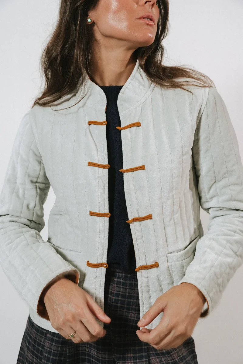 CHAQUETA TERCIOPELO GRIS CLARO Y MOSTAZA - Imagen 3