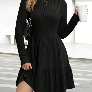 Robe courte noire plissée à manches longues et col rond côtelé
