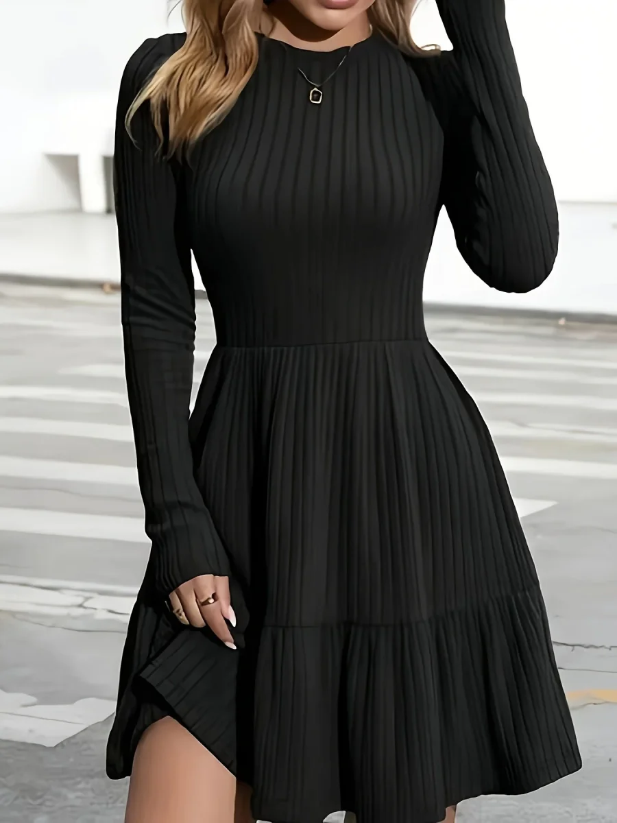Robe courte noire plissée à manches longues et col rond côtelé - Imagen 4