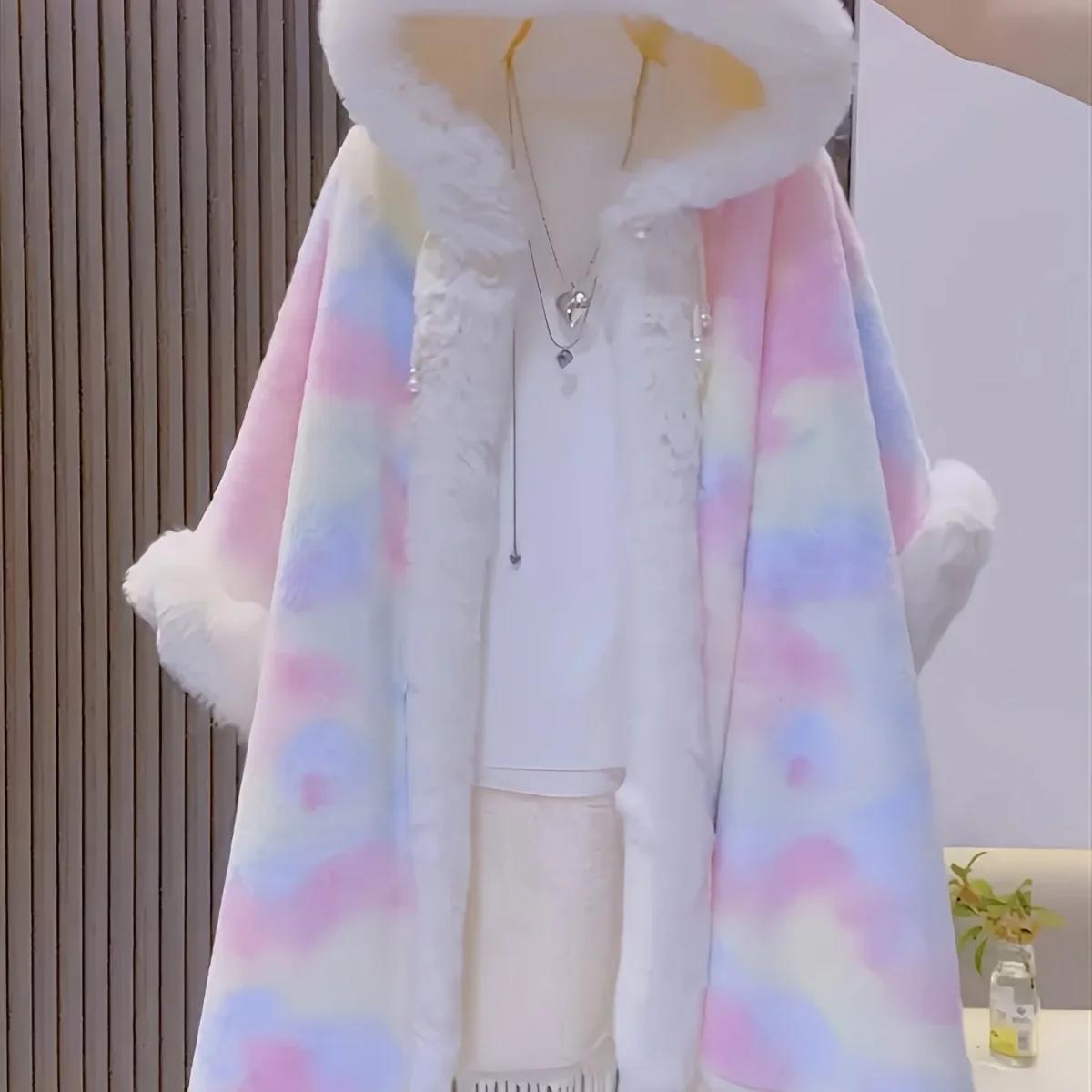 Cape à capuche arc-en-ciel en fausse fourrure douce avec franges et bordure pelucheuse - Imagen 9