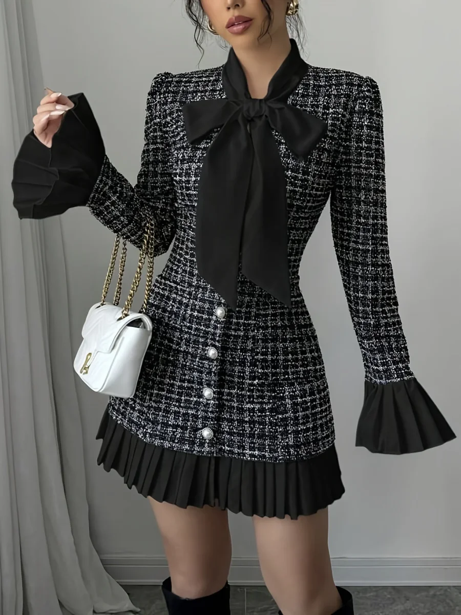 Robe courte Femme motif écossais noir et blanc avec nœud lavallière et jupe plissée - Imagen 5