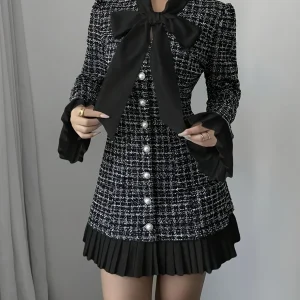Robe courte Femme motif écossais noir et blanc avec nœud lavallière et jupe plissée